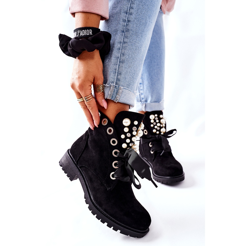 FI1 Wildlederstiefel mit Perlen und schwarzem Perlaband 1