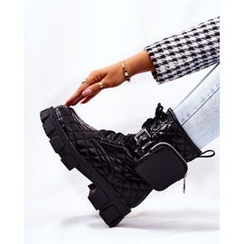 PG2 Gesteppte schwarze Maureen-Stiefel an einem Pfosten 2