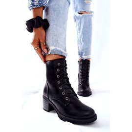 PE1 Warme schwarze Nerynis Stiefel an einem Pfosten gebunden 5