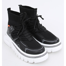 Malin Sportschuhe mit schwarzen Socken 2