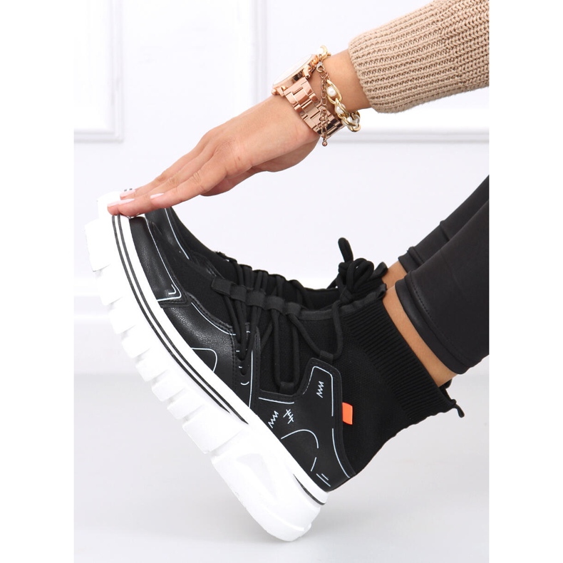 Malin Sportschuhe mit schwarzen Socken 1