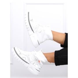 Sportschuhe mit weißen Socken von Malin 1