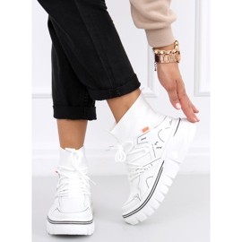 Sportschuhe mit weißen Socken von Malin 3