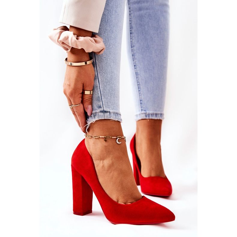 WS1 Wildleder Pumps Auf Einem Roten Valoris Bar 1