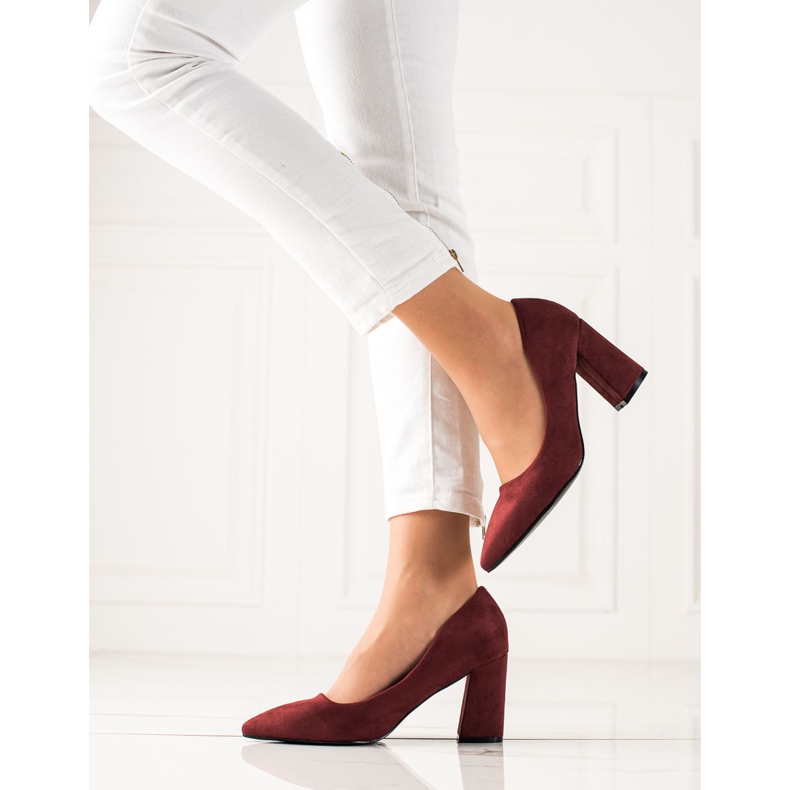 Bestelle Czamszowe-Pumpen auf einer Säule rot mehrfarbig 1