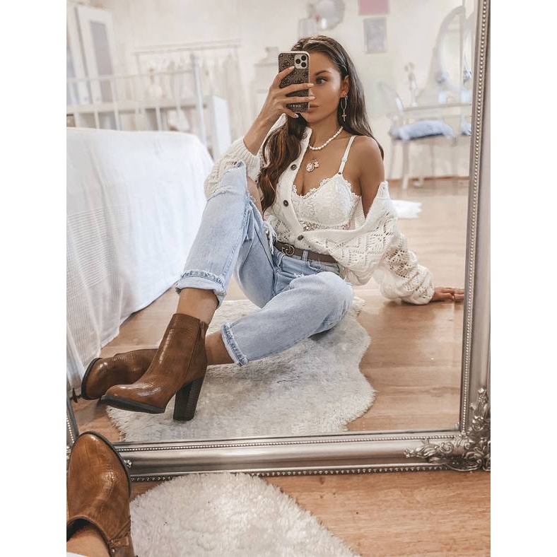 Braune Stiefeletten am Zahara-Pfosten 1