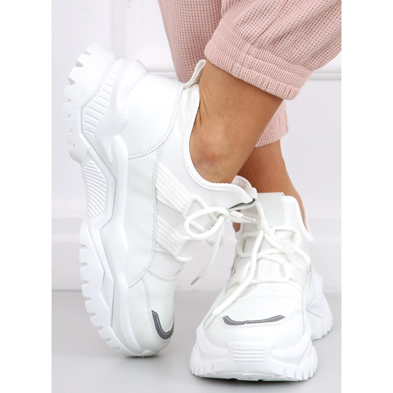 Weiße Aston-Trainer 1