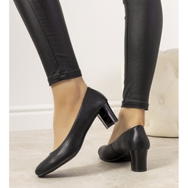 Schwarze Pumps auf dem Fidelpfosten 1