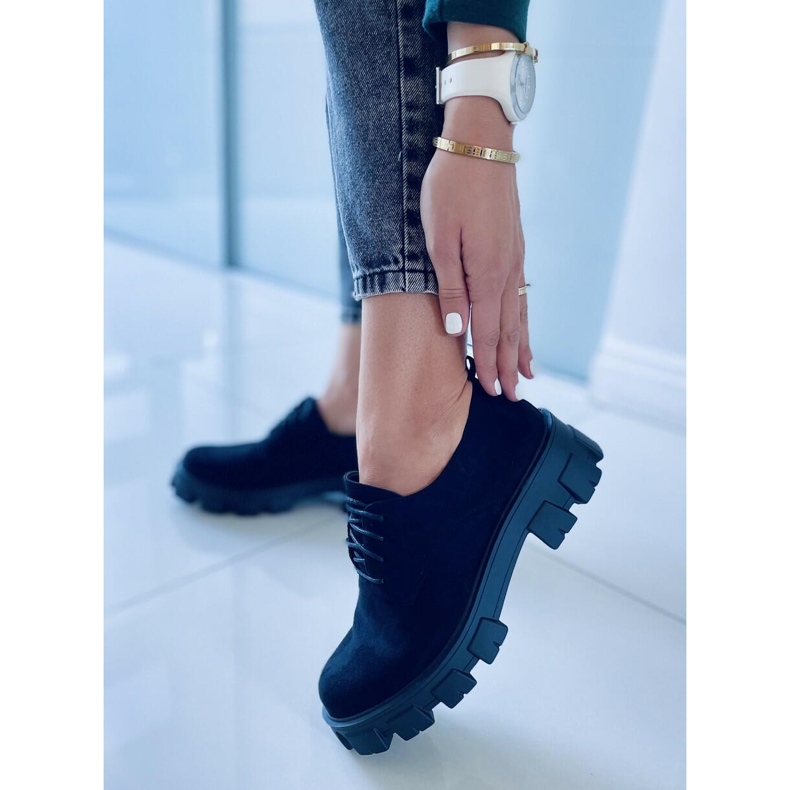 Schuhe auf einer dicken Apoll Black-Sohle schwarz 1