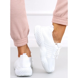 Sportschuhe mit weißen Socken von Yetto 2