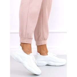 Sportschuhe mit weißen Socken von Yetto 1