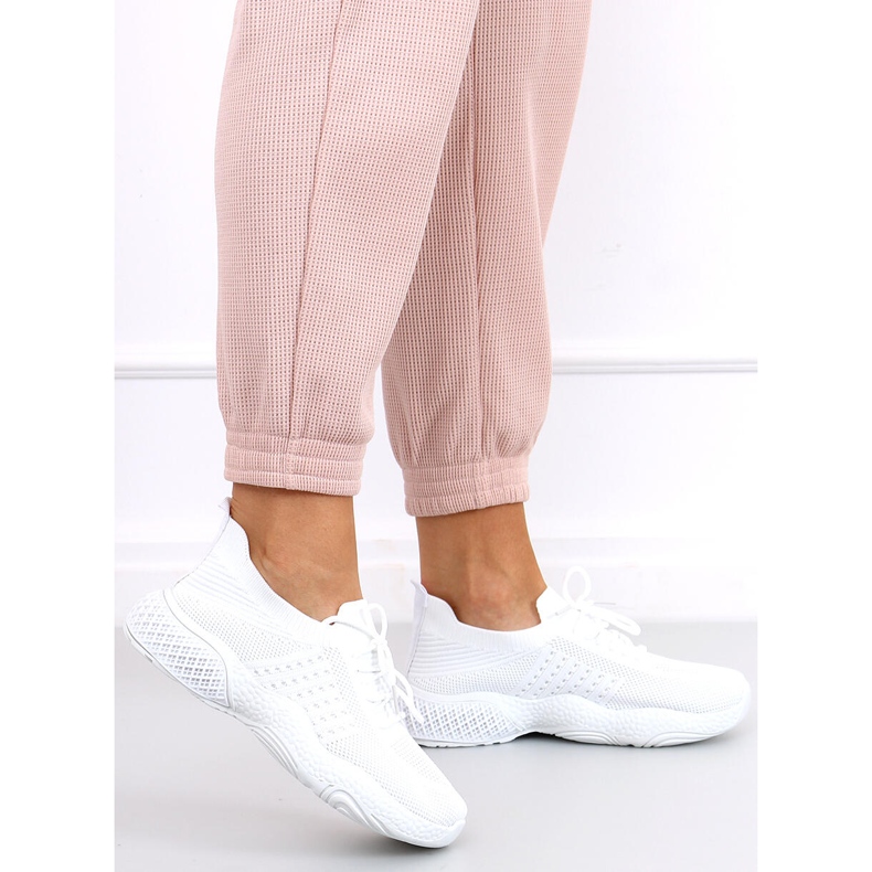 Sportschuhe mit weißen Socken von Yetto 1