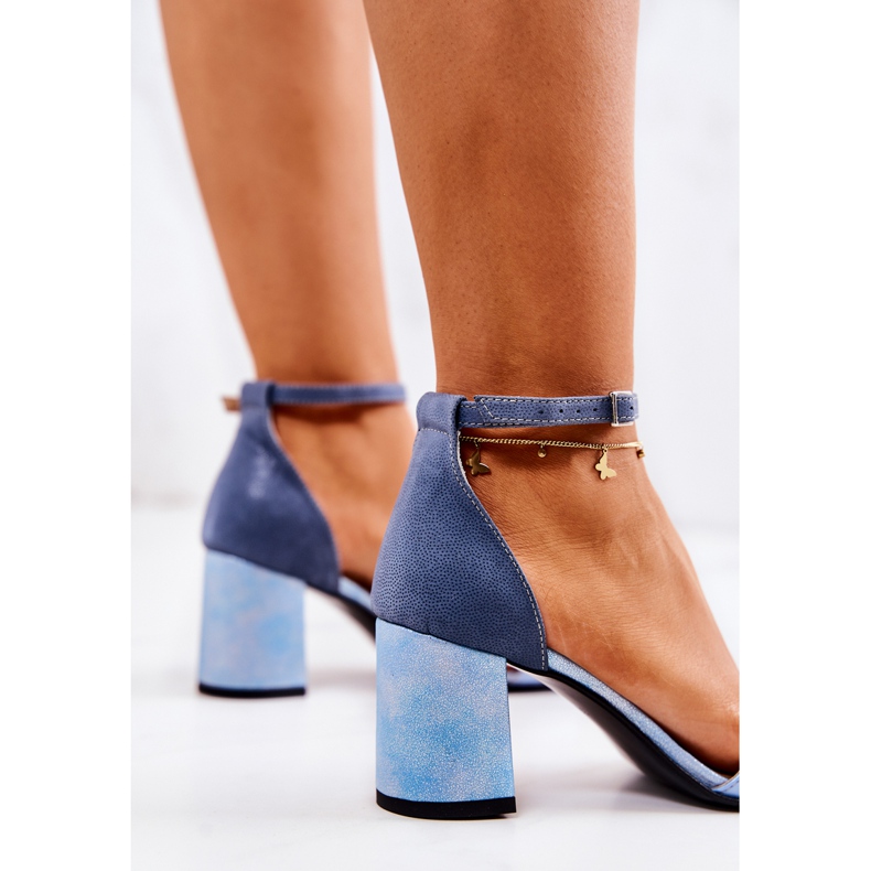 PA2 Ledersandalen auf einem blauen Lorene-Stab 1