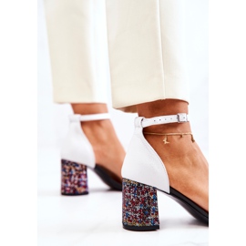 PA2 Ledersandalen auf einer schwarz-weißen Lorene-Stange mehrfarbig 1