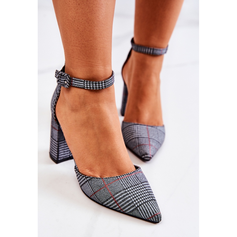 PS1 Pumps auf einem schwarz-weiß karierten Post Harye 1