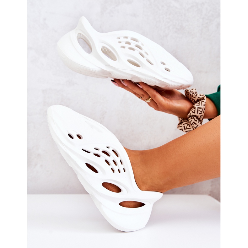 PS1 Leichte Sportschuhe aus weißem Schaumstoff auf der Welle 1