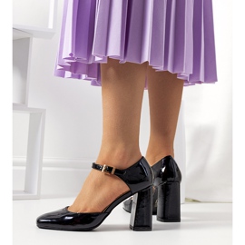 Schwarze Pumps an der Clement-Säule 1