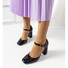 Schwarze Pumps an der Clement-Säule 2