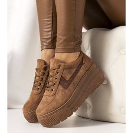 Braune Turnschuhe mit hoher botanischer Sohle 1