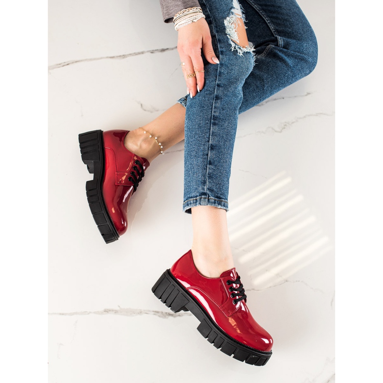 Rote Schuhe auf der La.Fi-Plattform 1