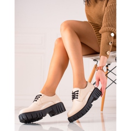 Beige Schuhe auf der La.Fi-Plattform 1