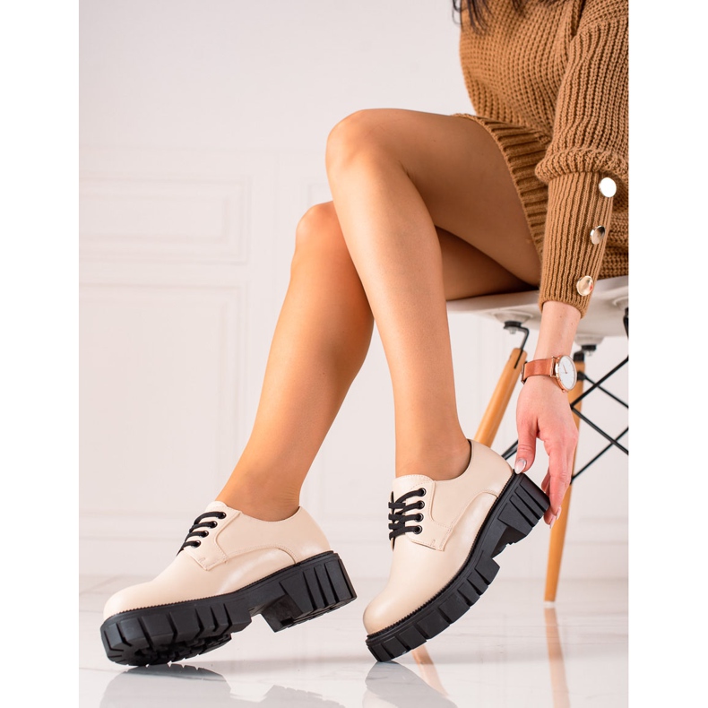 Beige Schuhe auf der La.Fi-Plattform 1