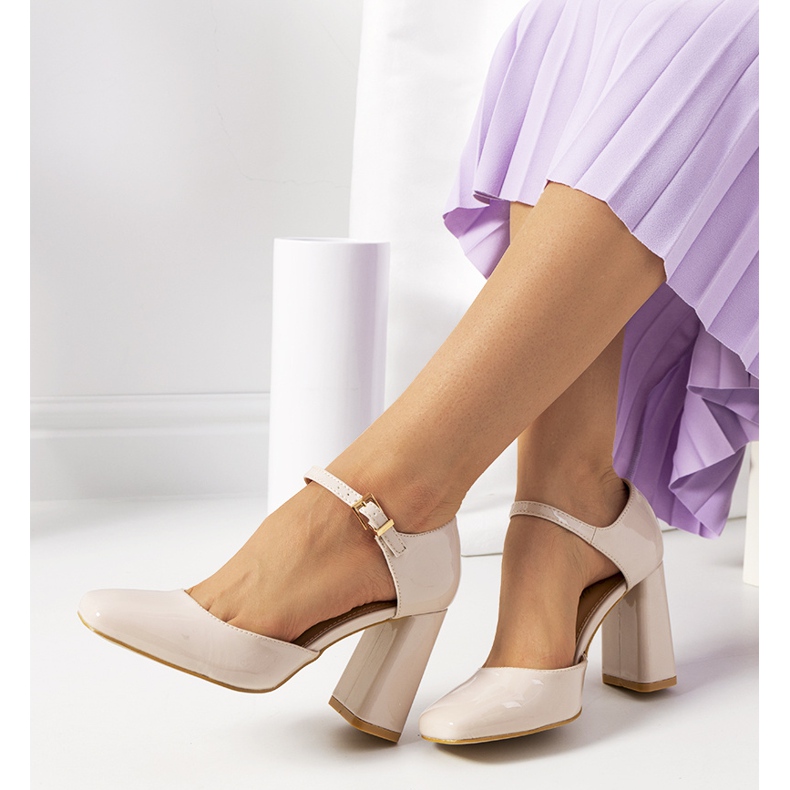 Beige Pumps am Clement-Post 1