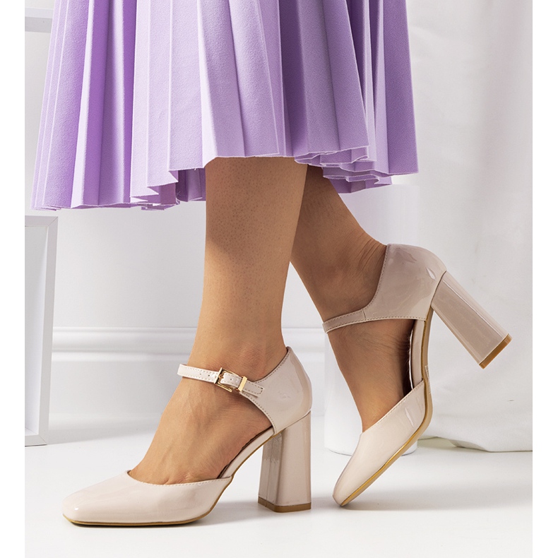Beige Pumps am Clement-Post 2