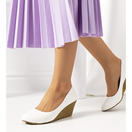 Weiße Pumps auf den Keil Unies ecru 1