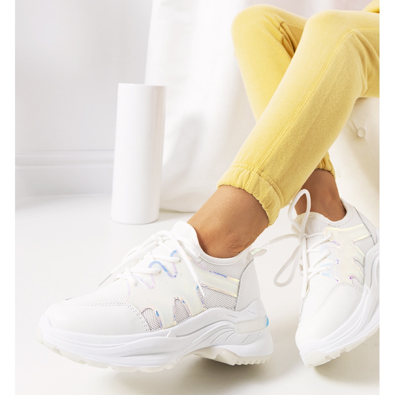 Weiße Turnschuhe von Bates 1