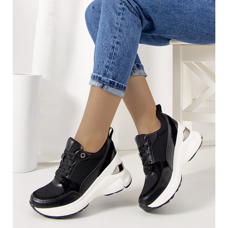 Schwarze Turnschuhe auf dem Cleveland Wedge 1