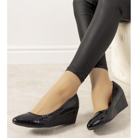 Marineblaue Pumps mit Krokodilledermuster auf dem Wildlife Wedge 1