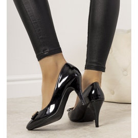 Beige Pumps auf einem Precious Stilettoabsatz schwarz 1