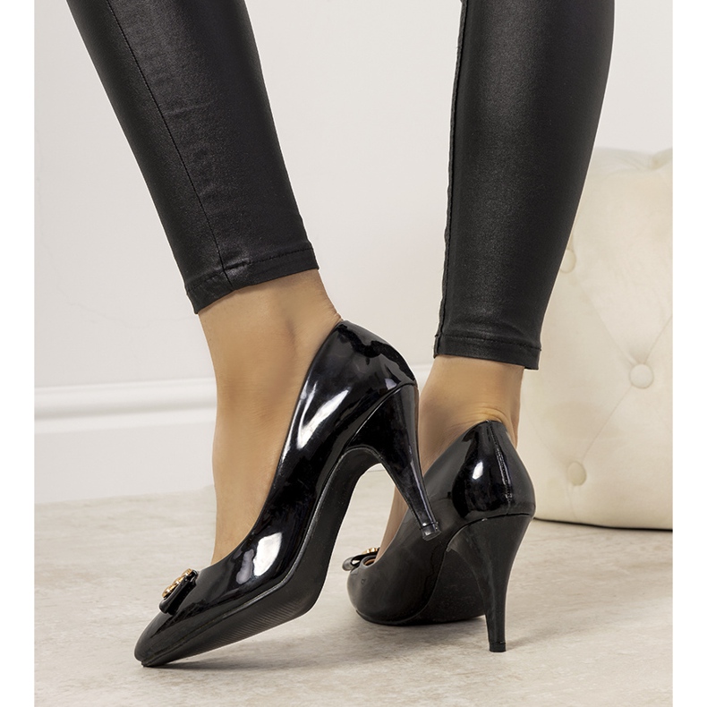 Beige Pumps auf einem Precious Stilettoabsatz schwarz 1