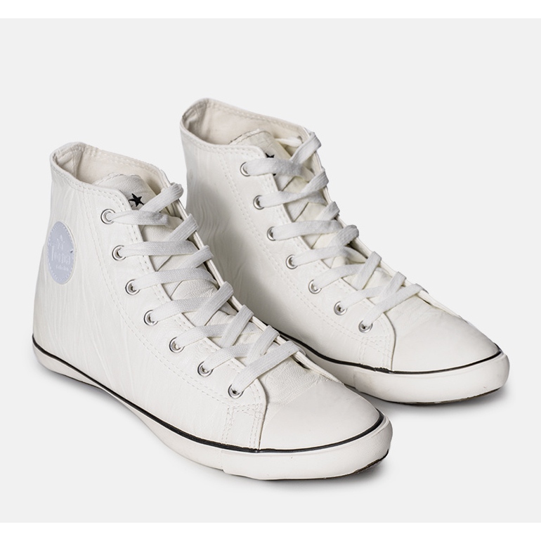 Weiße Turnschuhe von Shape of You 1