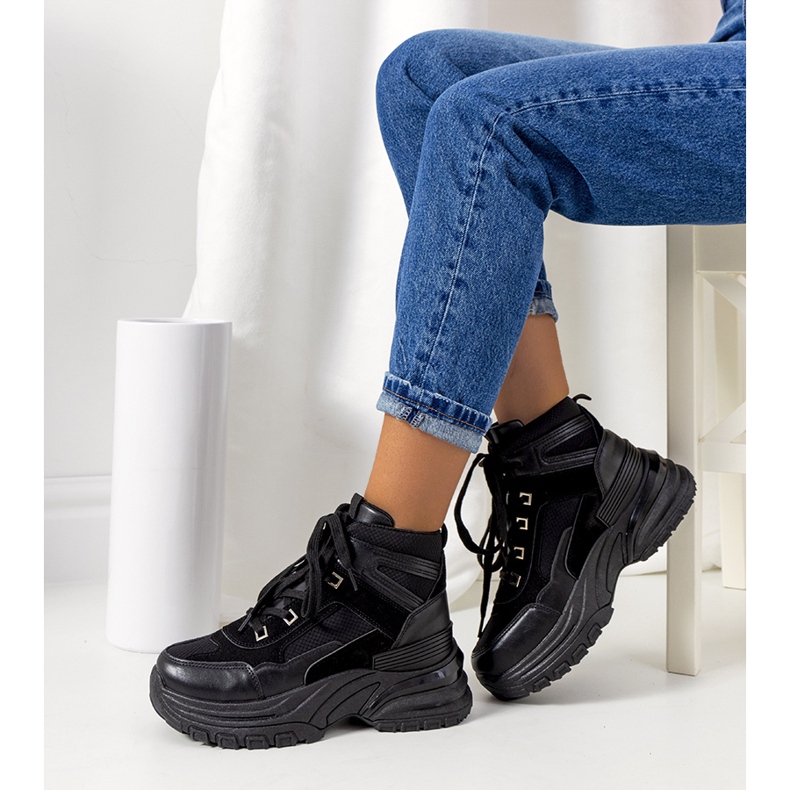 Schwarze Turnschuhe von Muncy 1