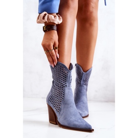 FB1 Durchbrochene Cowboystiefel auf einer postblauen Caroline 2