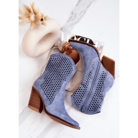 FB1 Durchbrochene Cowboystiefel auf einer postblauen Caroline 1