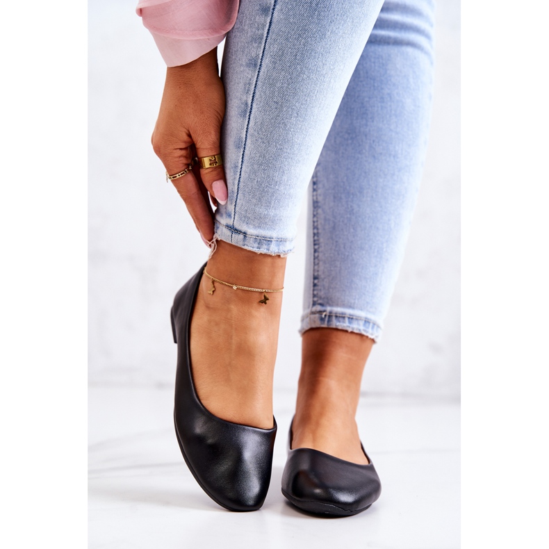 Klassische Ballerinas aus Leder in Schwarz 2