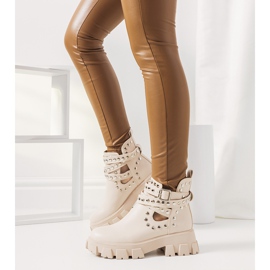 Beige Stiefel mit Kinney-Nieten 1
