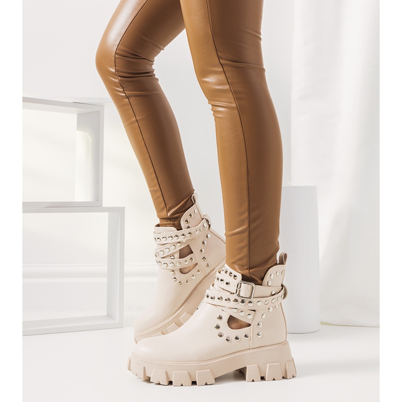 Beige Stiefel mit Kinney-Nieten 1