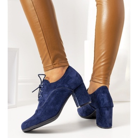 Marineblaue Stiefeletten am Vogelpfosten 2
