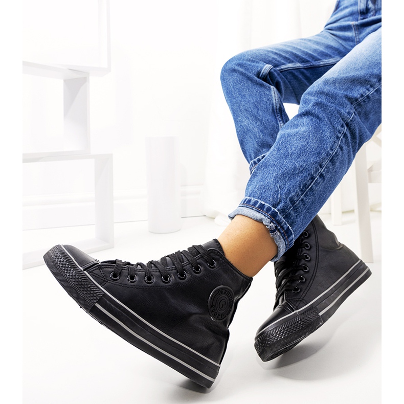 Schwarzer, isolierter, knöchelhoher Sneaker von Lade 1