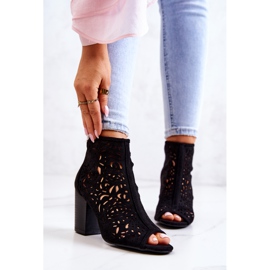 FB1 Schwarze durchbrochene Stiefel auf einer Post-Bretagne 1