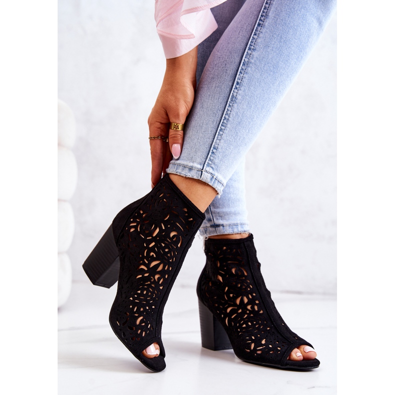 FB1 Schwarze durchbrochene Stiefel auf einer Post-Bretagne 2