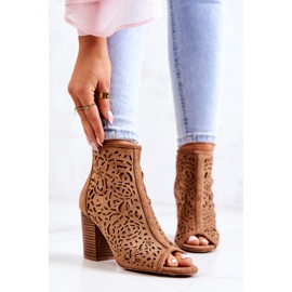 FB1 Durchbrochene Stiefel auf einem Postkamel Bretagne braun 1