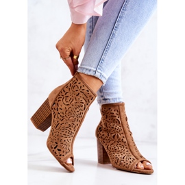 FB1 Durchbrochene Stiefel auf einem Postkamel Bretagne braun 2