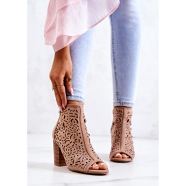 FB1 Durchbrochene Stiefel auf einem Post Beige Bretagne 2