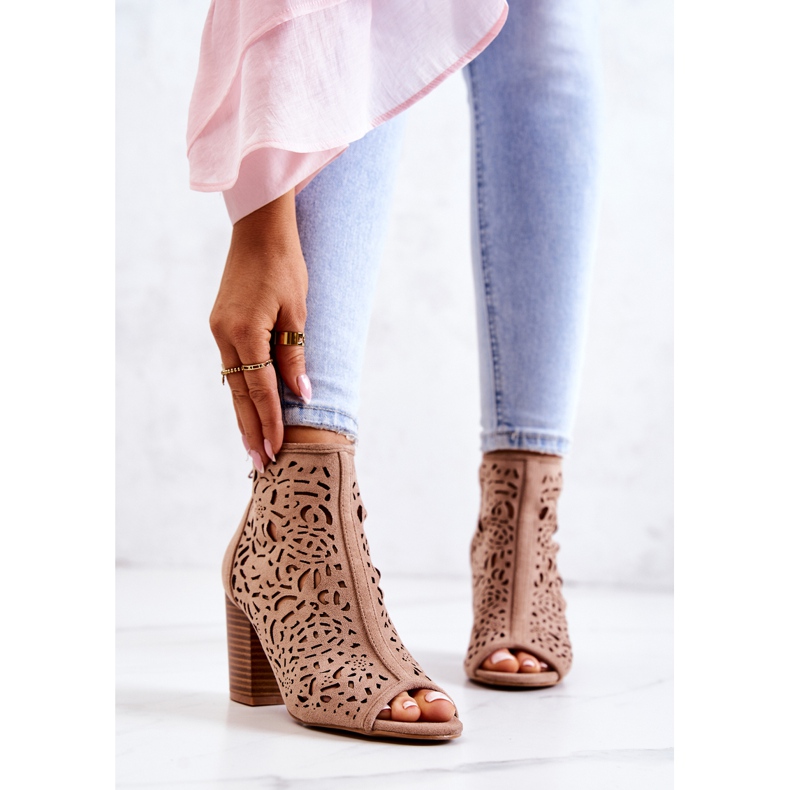 FB1 Durchbrochene Stiefel auf einem Post Beige Bretagne 2