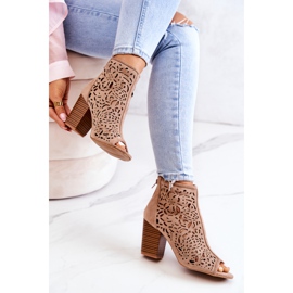 FB1 Durchbrochene Stiefel auf einem Post Beige Bretagne 1